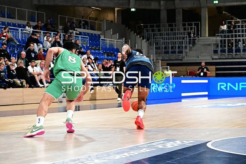 Spieler kämpfen um Ball