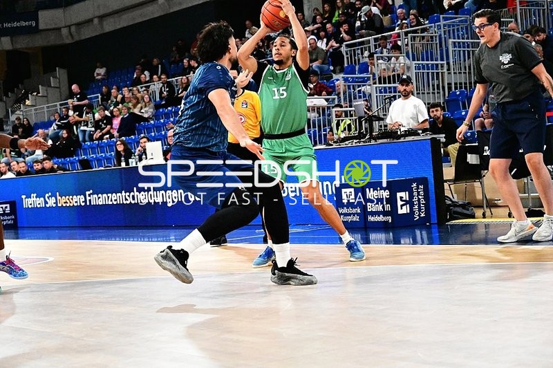 Wurf von Jordan Roland (15; Gladiators Trier) unter Beobachtung