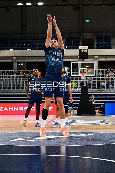 Dusan Neskovic (7; MLP) wirft auf Korb