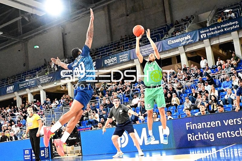 Direktes Duell um den Ball