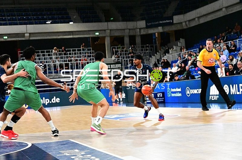 Michael Weathers (20; MLP) dribbelt gegen Verteidigung