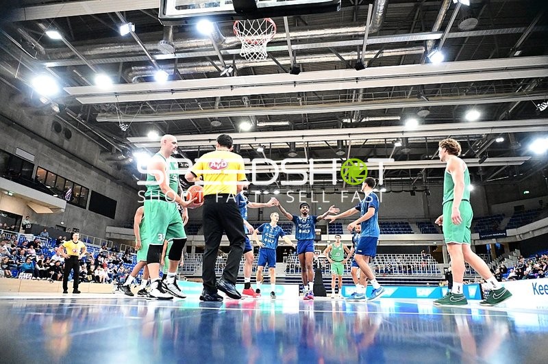 Sprungball mit Maik Zirbes (33; Gladiators Trier) und Niklas Würzner (2; MLP)