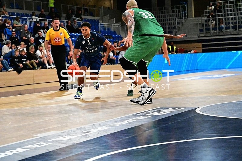Kevin McClain (3; MLP) dribbelt, Maik Zirbes (33; Gladiators Trier) verteidigt