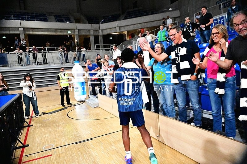 DJ Horne (0; MLP) jubelt mit Fans