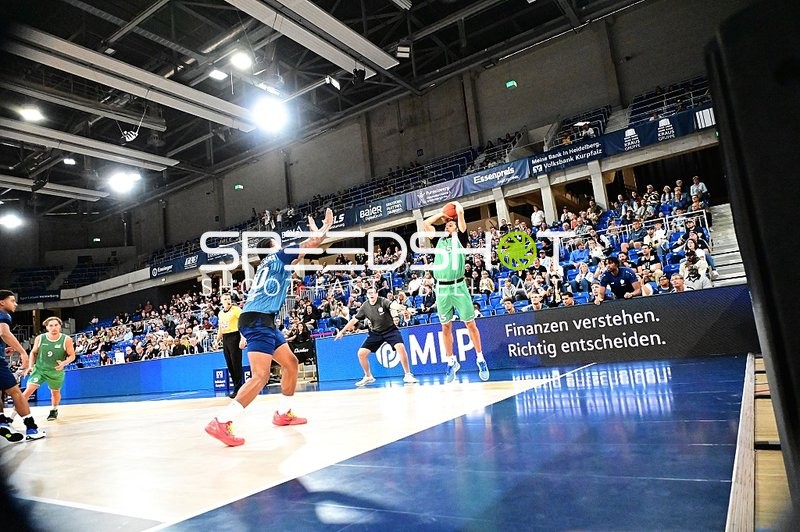 Direktes Duell um den Ball