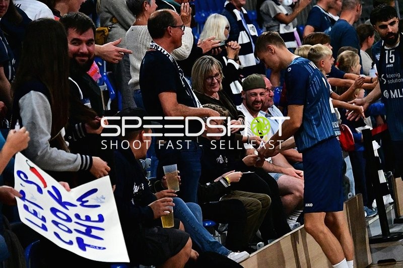 Marcel Keßen (15; MLP) gibt Autogramme