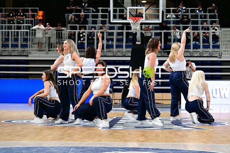 Cheerleader-Show auf Court