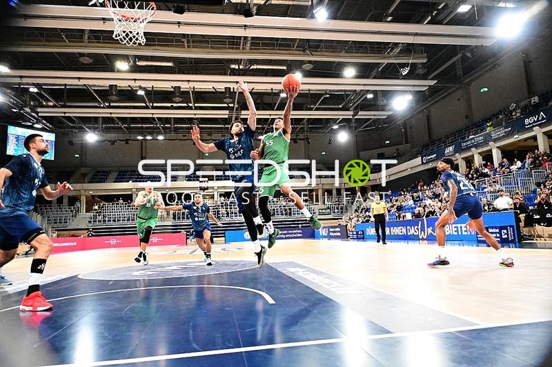 Eli Brooks (55; Gladiators Trier) wirft, Mateo Šerić (21; MLP) verteidigt