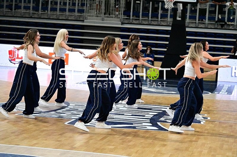 Cheerleader tanzen auf Court