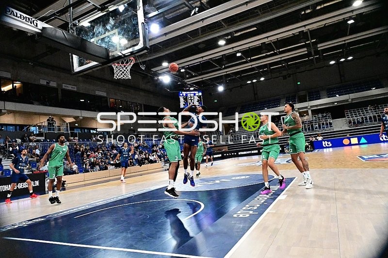 Spieler kämpfen um den Ball