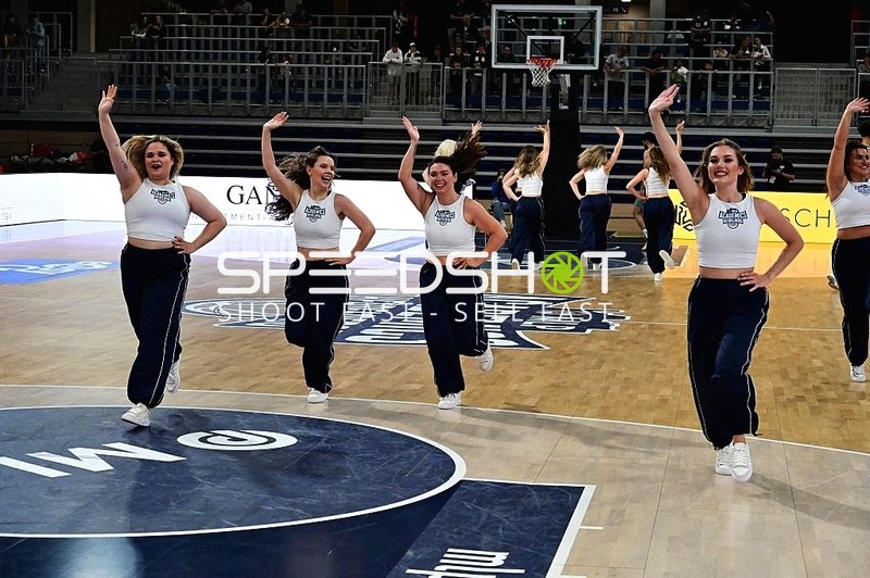 Cheerleader tanzen auf Court