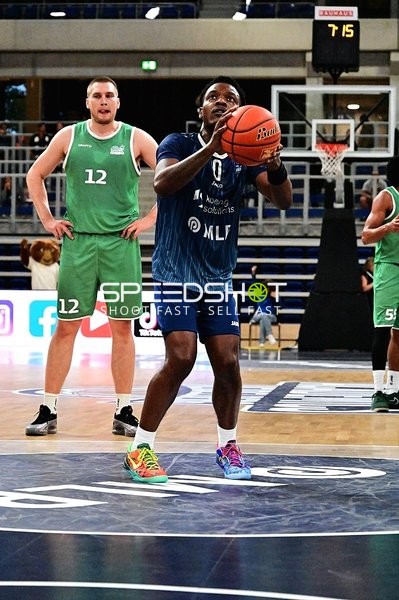 DJ Horne (0; MLP) wirft, Marten Linßen (12; Gladiators Trier) verteidigt