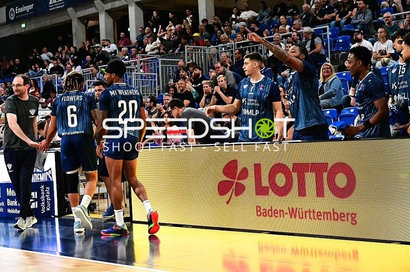 Spieler Michael Flowers (6; MLP) und Michael Weathers (20; MLP) am Court