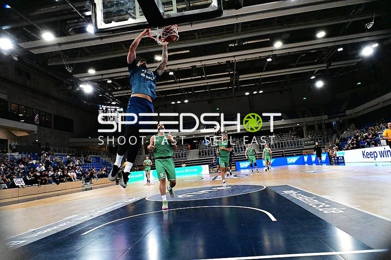 Dominic Vengert (8; MLP) wirft auf Korb