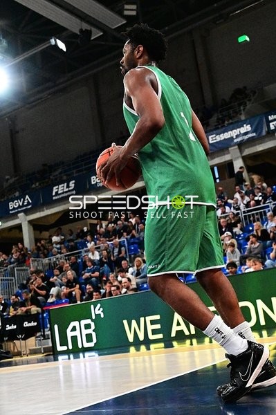 1; Gladiators Trier dribbelt auf dem Court