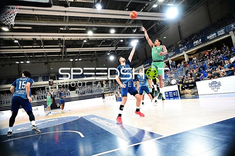 Wurfversuch von Eli Brooks (55; Gladiators Trier)