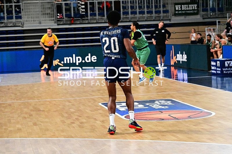 Michael Weathers (20; MLP) verteidigt auf dem Court