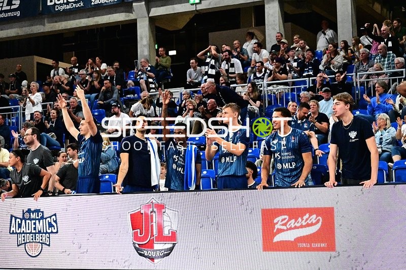 MLP Academics jubeln an Seitenlinie