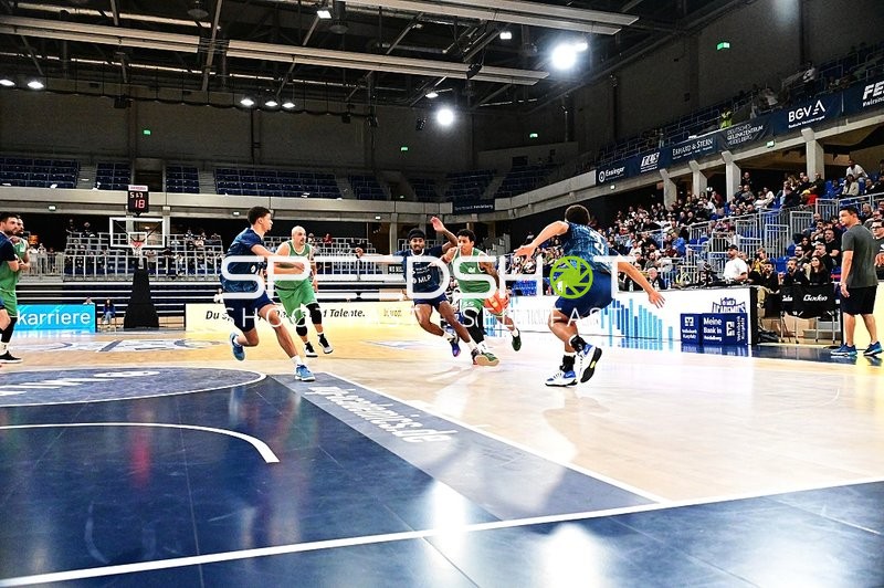 Dribbling und Verteidigung auf Court