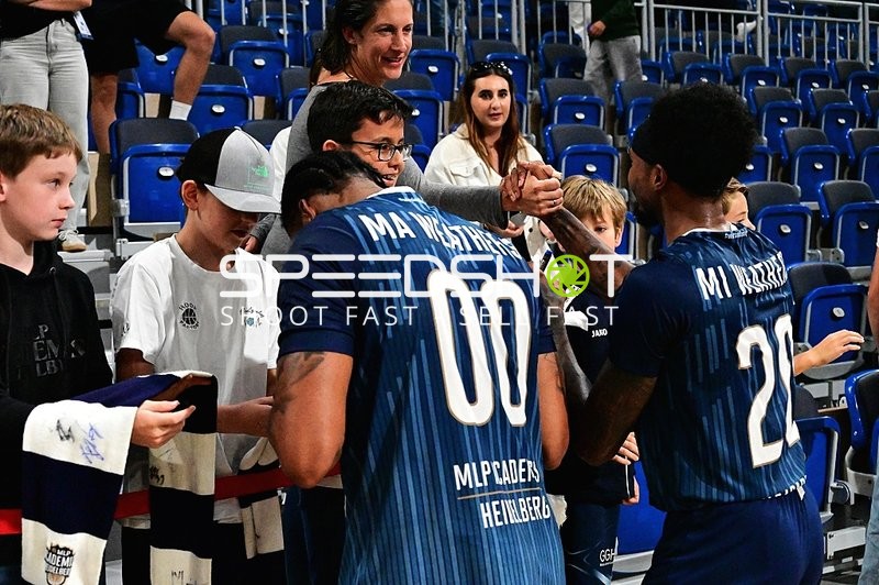 Spieler begrüßen Fans