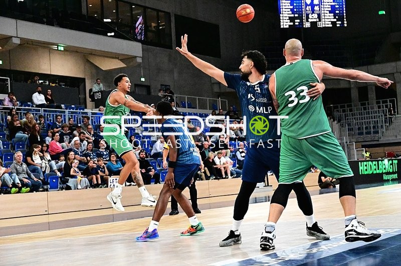 Verteidigung von Marcel Keßen (15; MLP) gegen Maik Zirbes (33; Gladiators Trier)