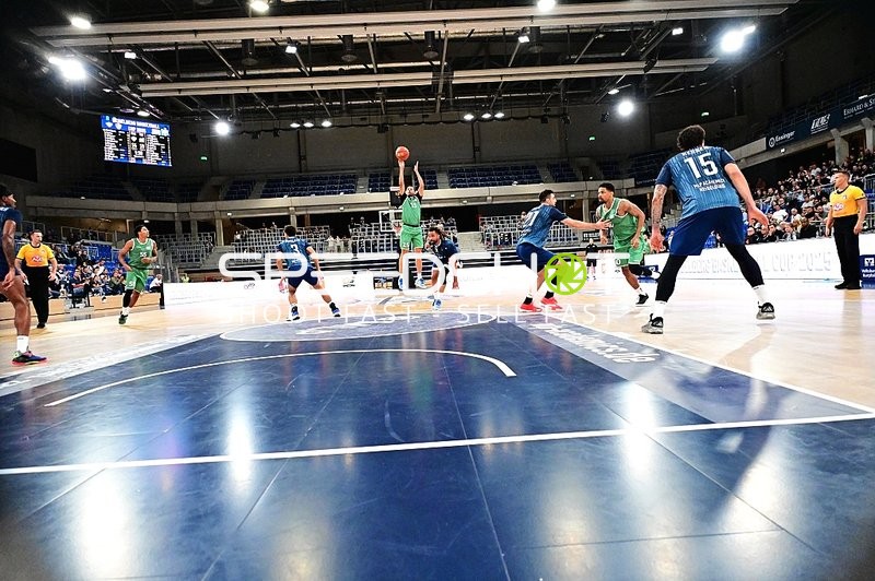 Spieler kämpfen um Ball