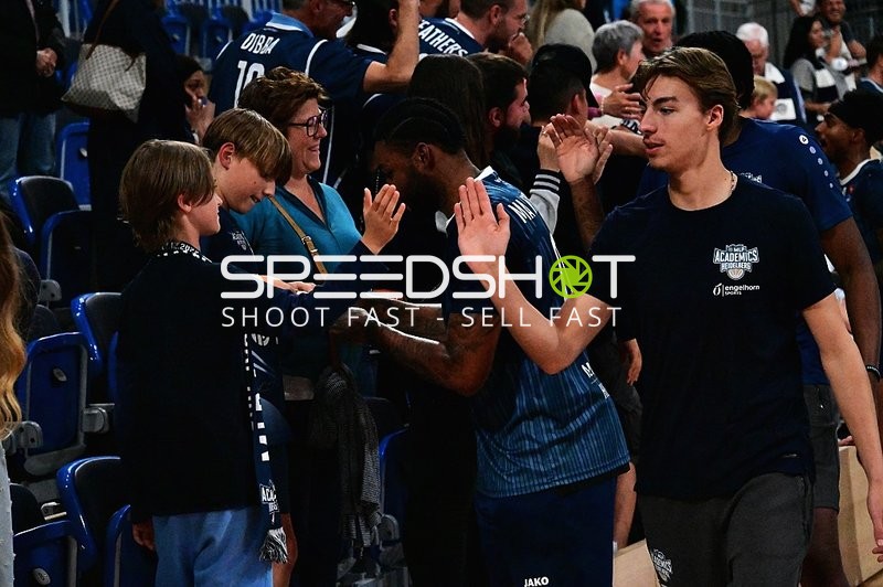 Spieler feiern mit Fans