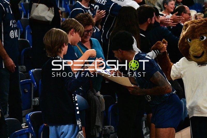 Spieler gibt Autogramme