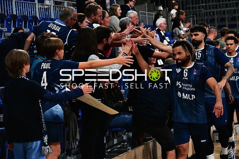 Spieler feiern mit Fans