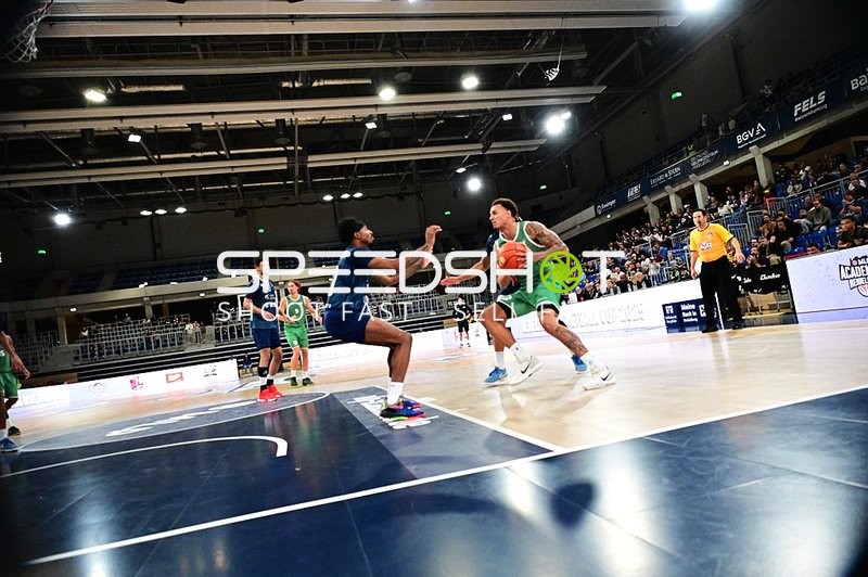 Marco Hollersbacher (9; Gladiators Trier) im Zweikampf mit Michael Weathers (20; MLP)