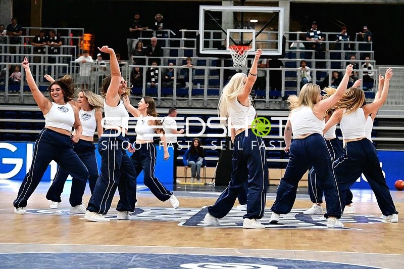 Cheerleader tanzen auf Court