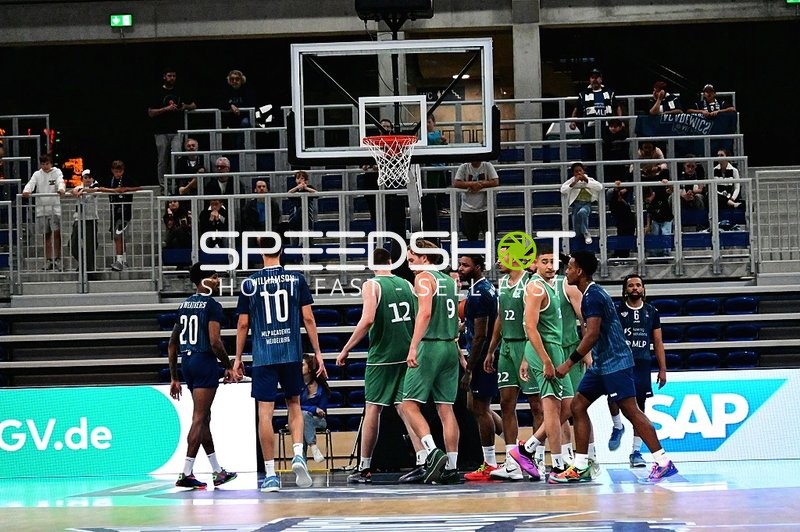 Spieler versammeln sich am Korb