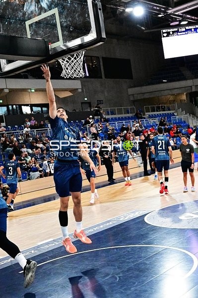 Dusan Neskovic (7; MLP) wirft auf Korb