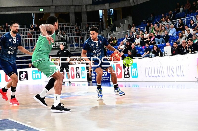 Direktes Duell um den Ball