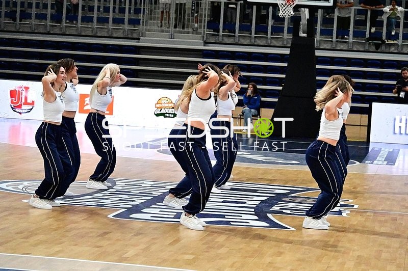 Cheerleader tanzen auf Court