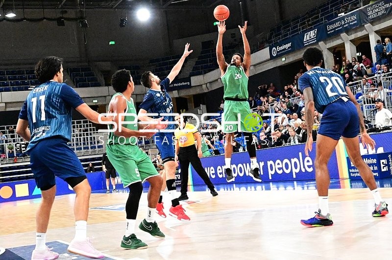 Urald King (20; Gladiators Trier) wirft auf Korb