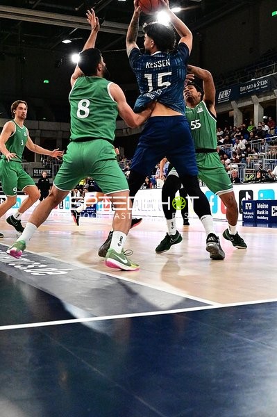 Marcel Keßen (15; MLP) wirft auf Korb