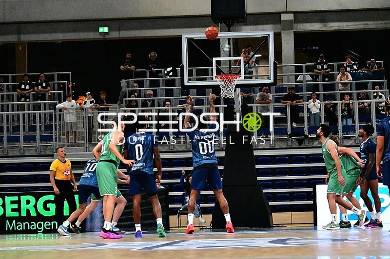 Spieler beobachten Ball am Korb