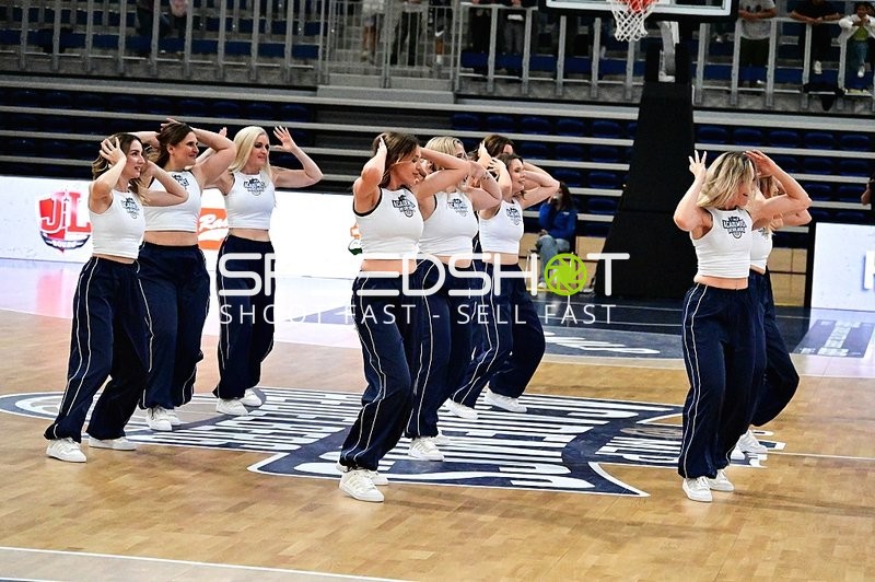 Cheerleader tanzen auf Court