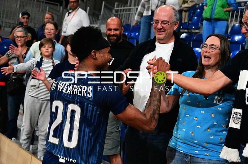 Michael Weathers (20; MLP) jubelt mit Fans