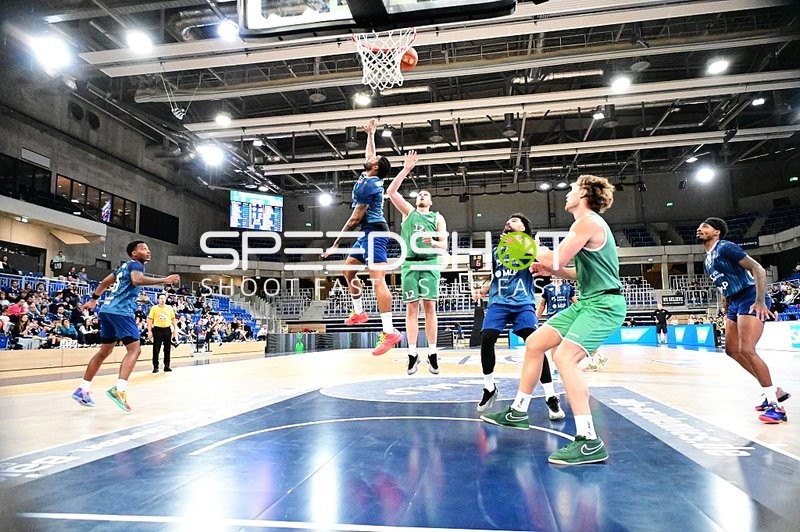 Zweikampf unter dem Korb