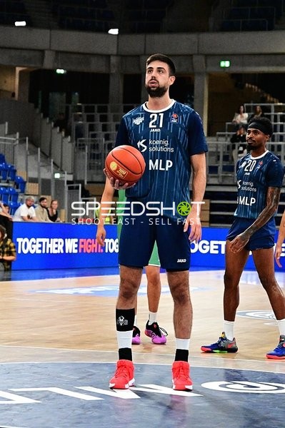 Mateo Šerić (21; MLP) mit Ball, Michael Weathers (20; MLP) bereit