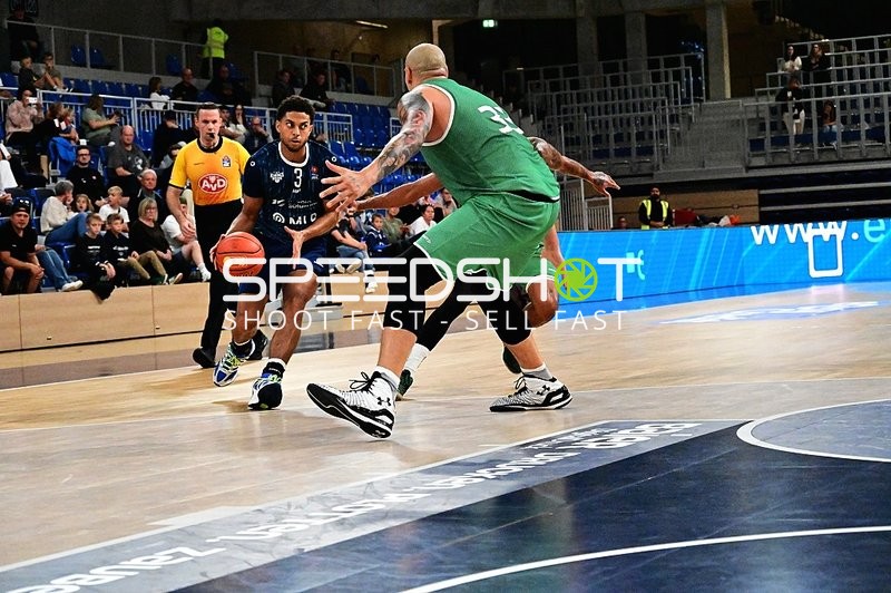 Kevin McClain (3; MLP) dribbelt gegen Maik Zirbes (33; Gladiators Trier)