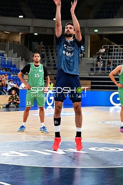 Mateo Šerić (21; MLP) wirft, Jordan Roland (15; Gladiators Trier) verteidigt