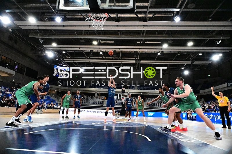 Samuell Williamson (10; MLP) wirft auf Korb