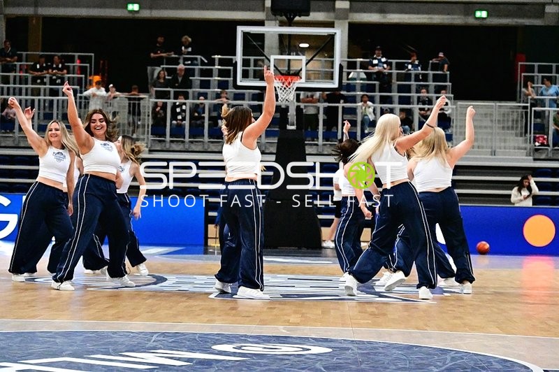 Cheerleader tanzen auf Court
