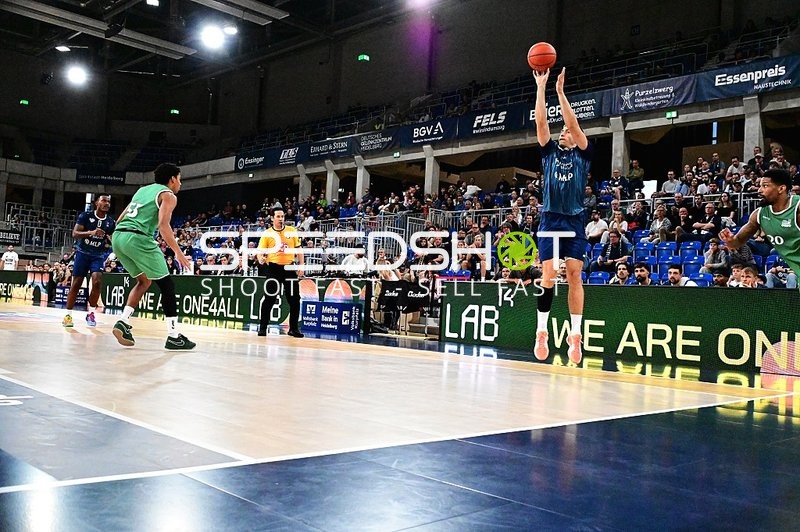 Marcel Keßen (15; MLP) wirft auf Korb