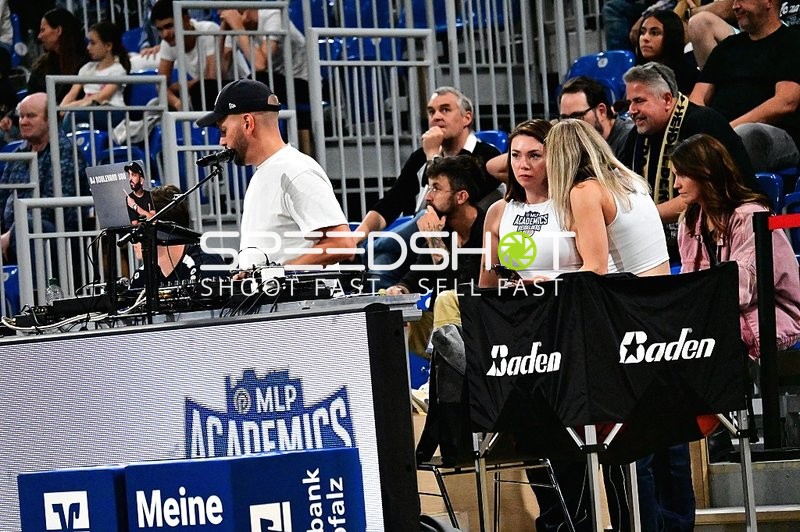 Zuschauer und Teammitglieder am Spielfeldrand
