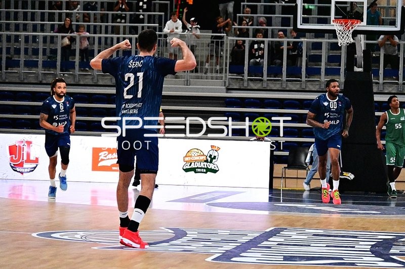 Zwei Spieler auf Court