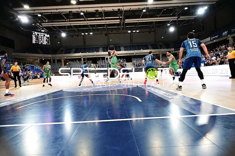 Spieler kämpfen um Ball